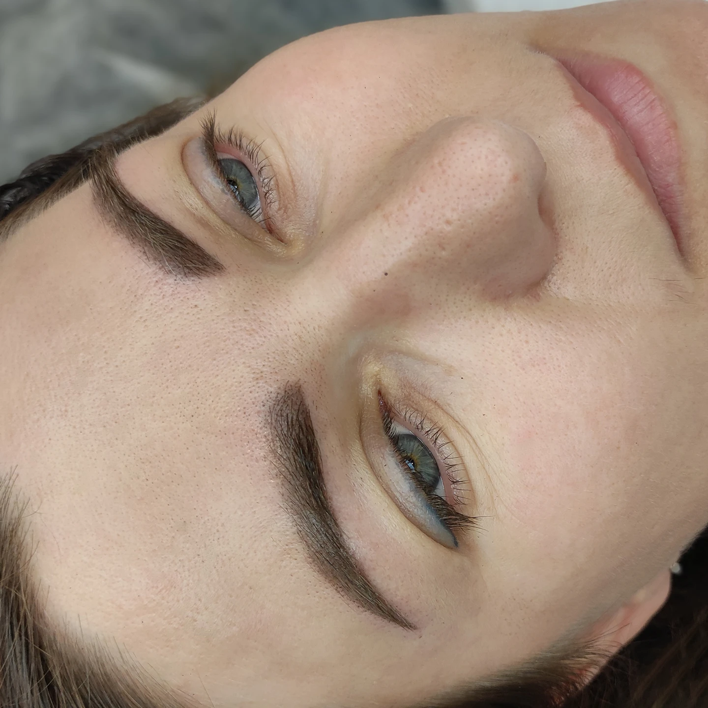 Пудрові брови. Львів